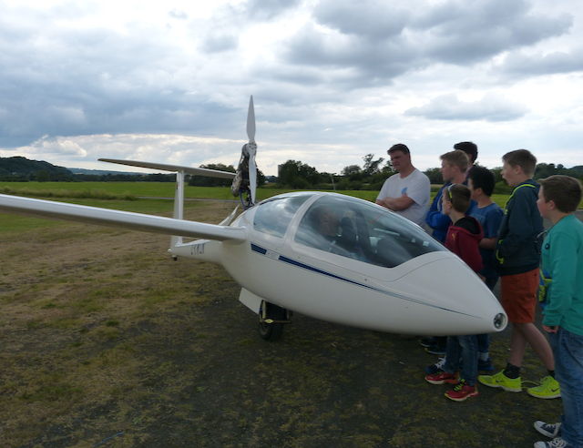 2015 Vorsitzender Jörg Mathes begutachtet das neue Vereinsflugzeug DG 1000